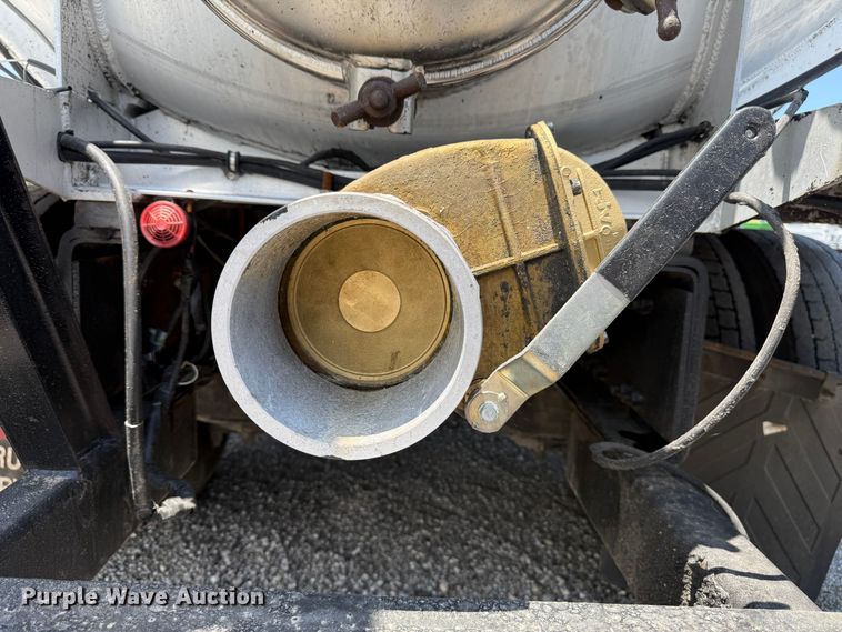 image for item EG5950 2015 Freightliner 114SD vacuum truck