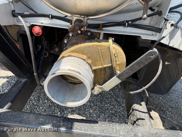 image for item EG5950 2015 Freightliner 114SD vacuum truck