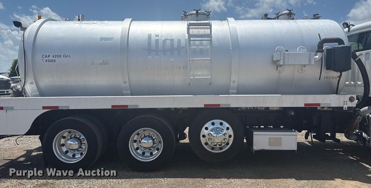 image for item EG5950 2015 Freightliner 114SD vacuum truck