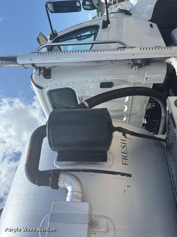 image for item EG5950 2015 Freightliner 114SD vacuum truck