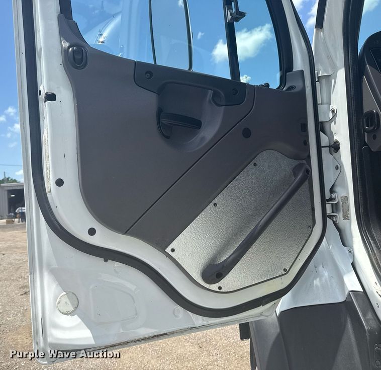 image for item EG5950 2015 Freightliner 114SD vacuum truck