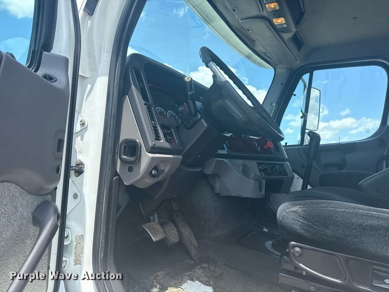 image for item EG5950 2015 Freightliner 114SD vacuum truck