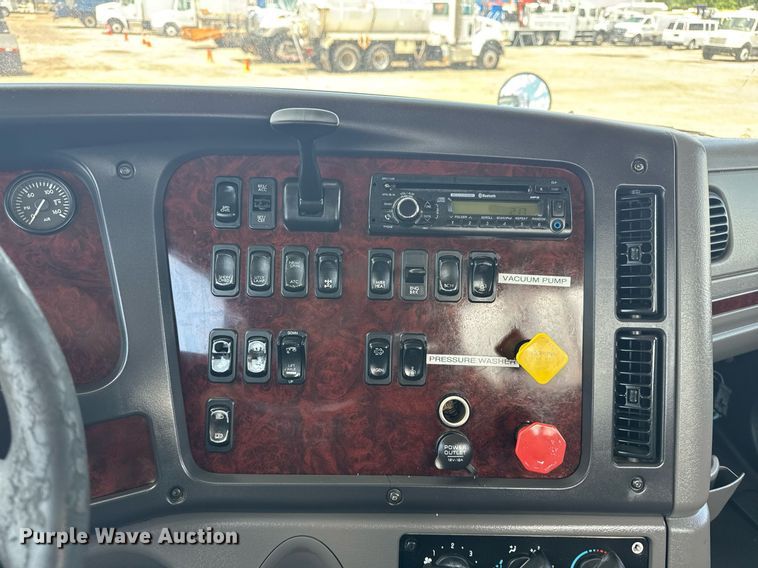 image for item EG5950 2015 Freightliner 114SD vacuum truck