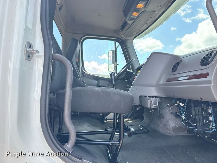 image for item EG5950 2015 Freightliner 114SD vacuum truck