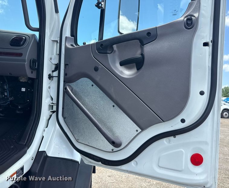 image for item EG5950 2015 Freightliner 114SD vacuum truck