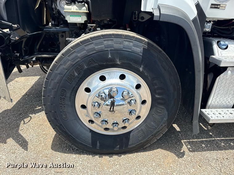 image for item EG5950 2015 Freightliner 114SD vacuum truck