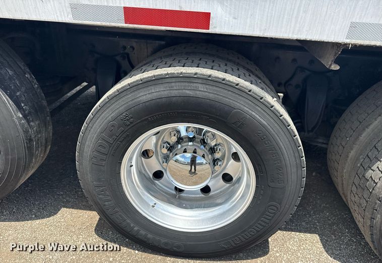 image for item EG5950 2015 Freightliner 114SD vacuum truck