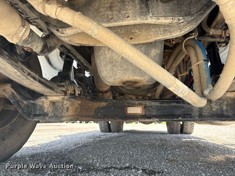 image for item EG5952 2019 Peterbilt 337 crane truck