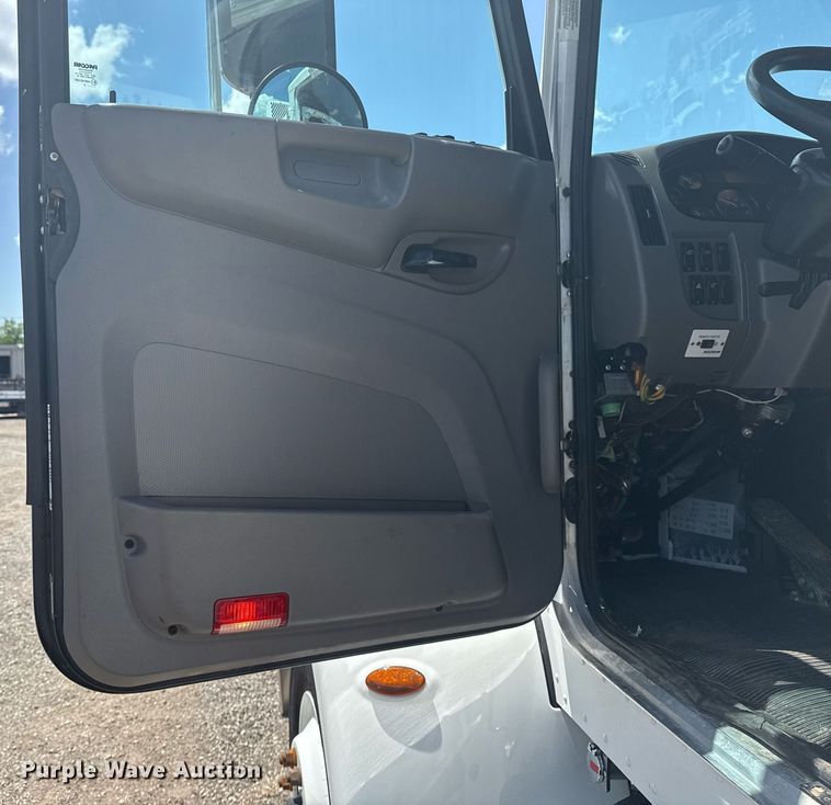 image for item EG5952 2019 Peterbilt 337 crane truck