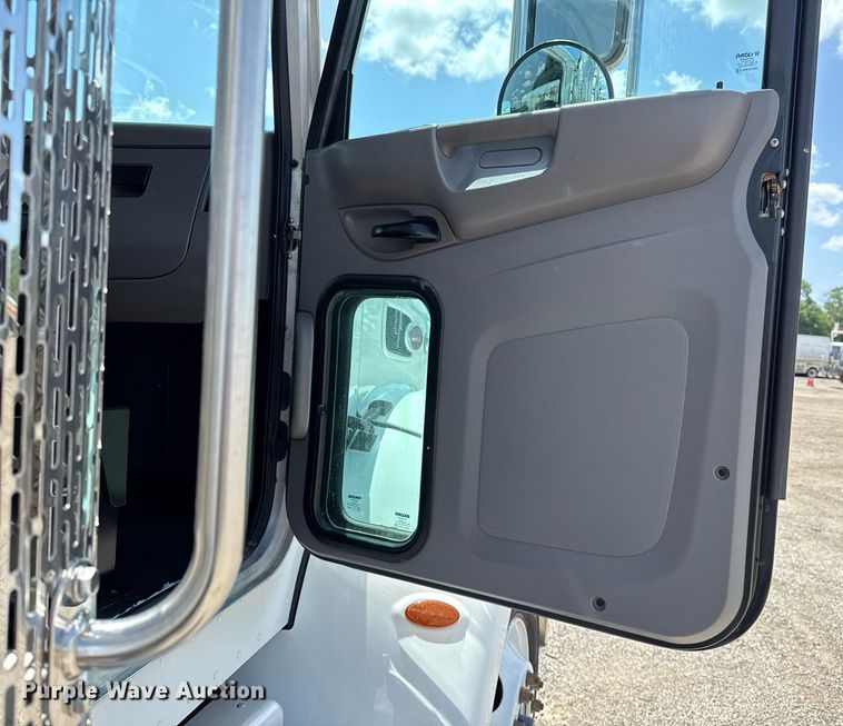 image for item EG5952 2019 Peterbilt 337 crane truck