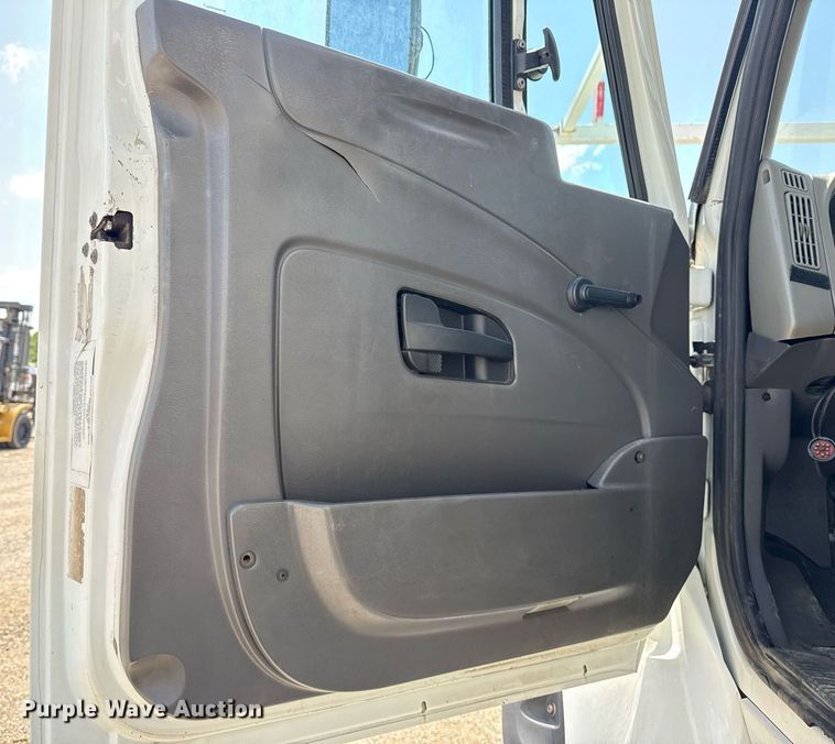 image for item EG5953 2012 International 7600 Crew Cab crane truck