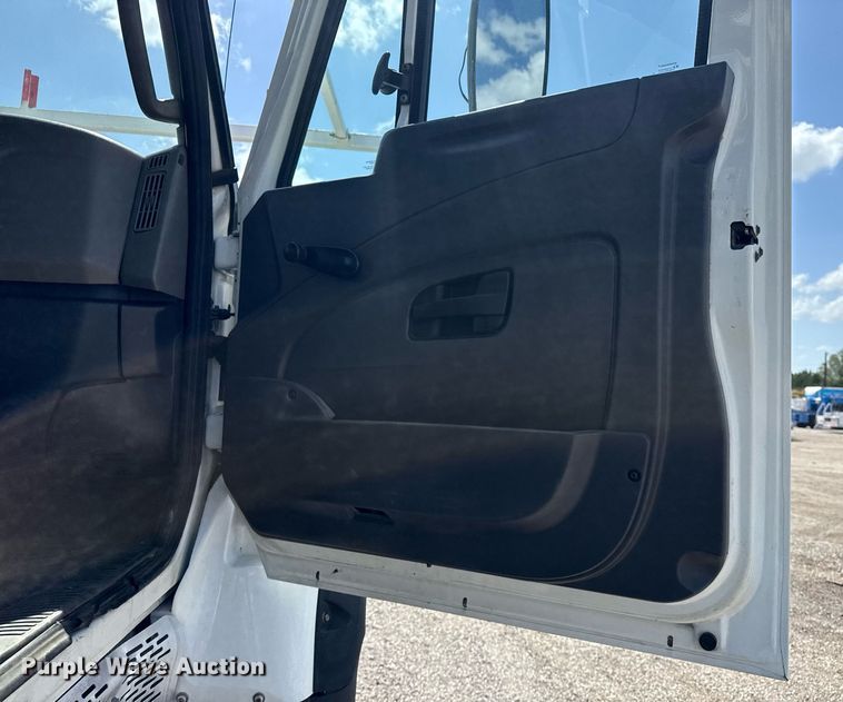 image for item EG5953 2012 International 7600 Crew Cab crane truck