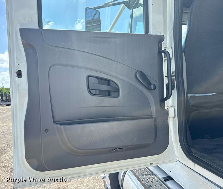 image for item EG5953 2012 International 7600 Crew Cab crane truck