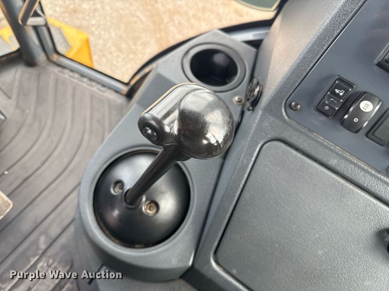 image for item EG5971 2015 John Deere 410K backhoe