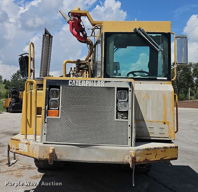 image for item EJ0138 2005 Caterpillar 613C series II water wagon