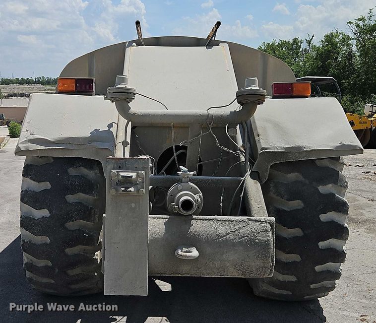 image for item EJ0138 2005 Caterpillar 613C series II water wagon