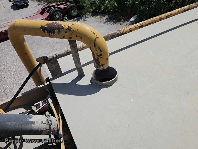 image for item EJ0138 2005 Caterpillar 613C series II water wagon