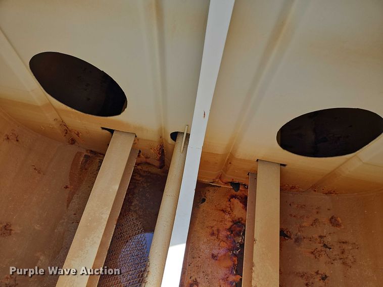 image for item EJ0138 2005 Caterpillar 613C series II water wagon