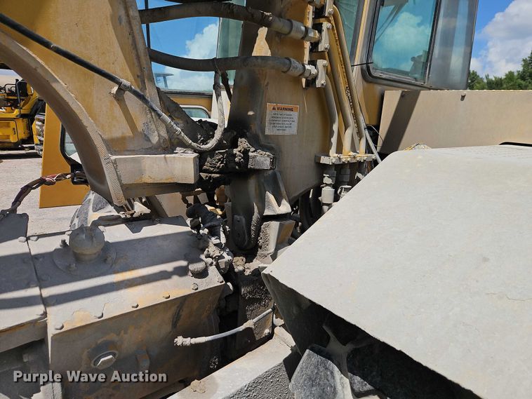 image for item EJ0138 2005 Caterpillar 613C series II water wagon