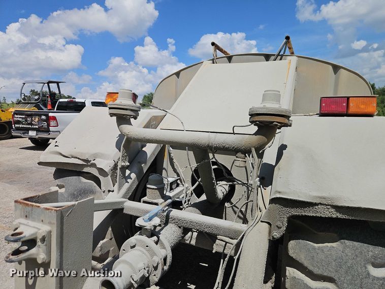 image for item EJ0138 2005 Caterpillar 613C series II water wagon