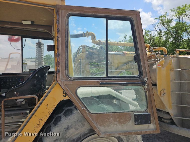 image for item EJ0138 2005 Caterpillar 613C series II water wagon