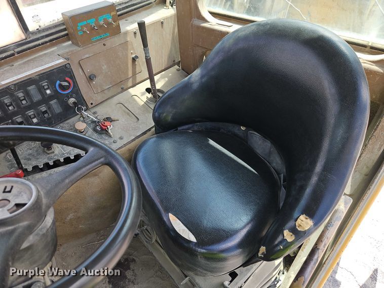 image for item EJ0138 2005 Caterpillar 613C series II water wagon