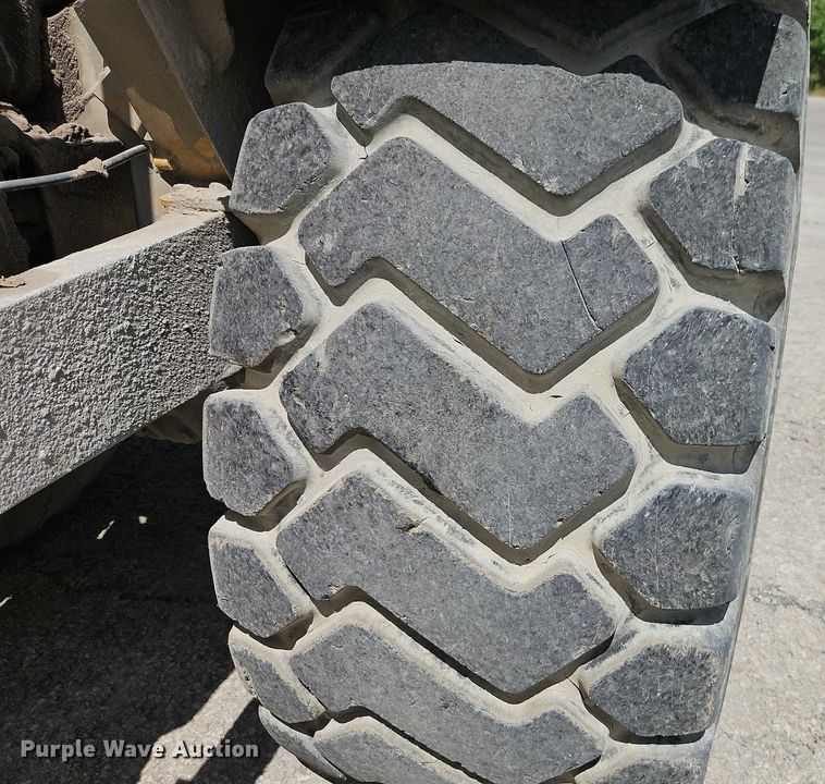 image for item EJ0138 2005 Caterpillar 613C series II water wagon