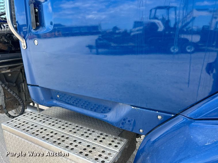 image for item EK8081 2007 Sterling Truck L9500 Series crane truck