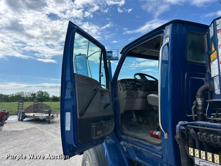 image for item EK8081 2007 Sterling Truck L9500 Series crane truck