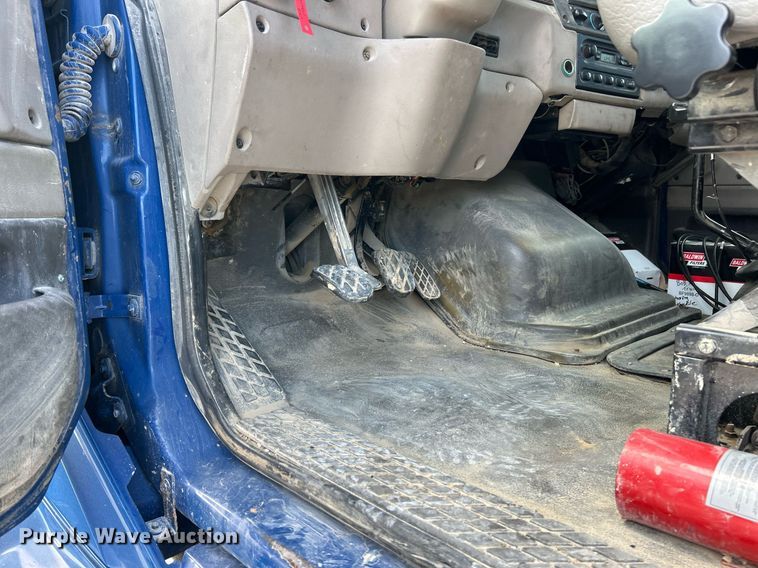 image for item EK8081 2007 Sterling Truck L9500 Series crane truck