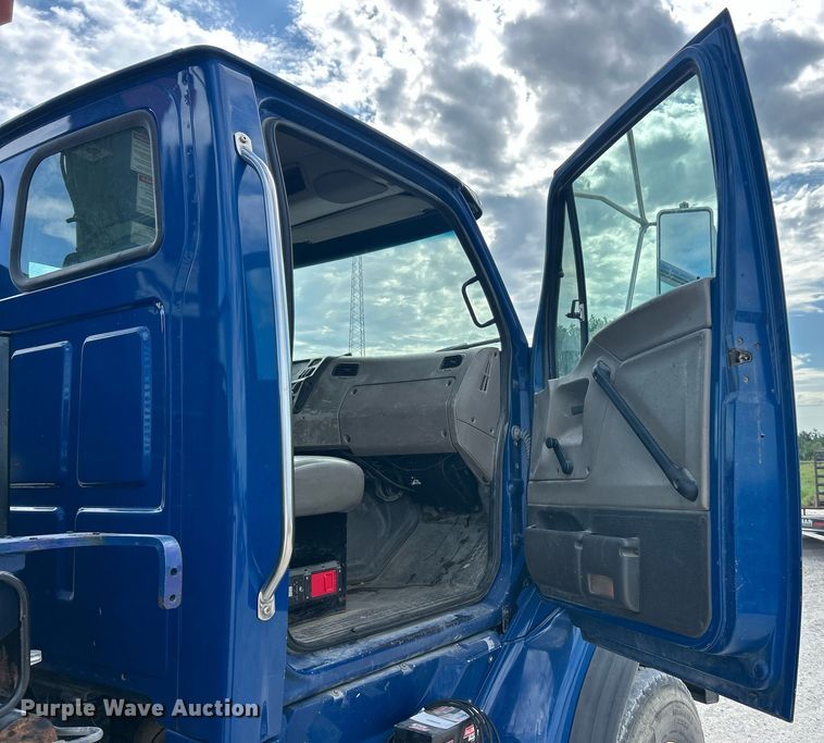 image for item EK8081 2007 Sterling Truck L9500 Series crane truck