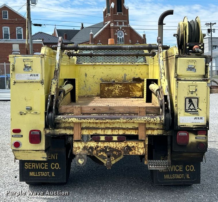 image for item EK8264 1995 Ford F800 reel truck