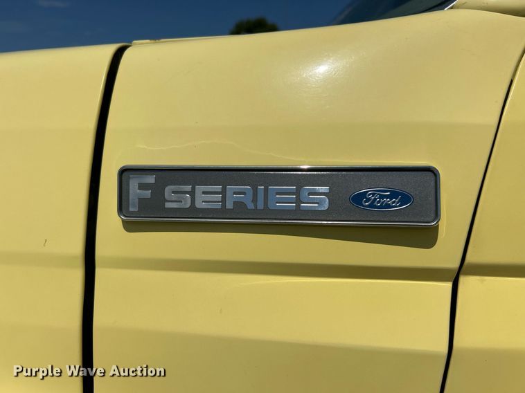 image for item EK8264 1995 Ford F800 reel truck