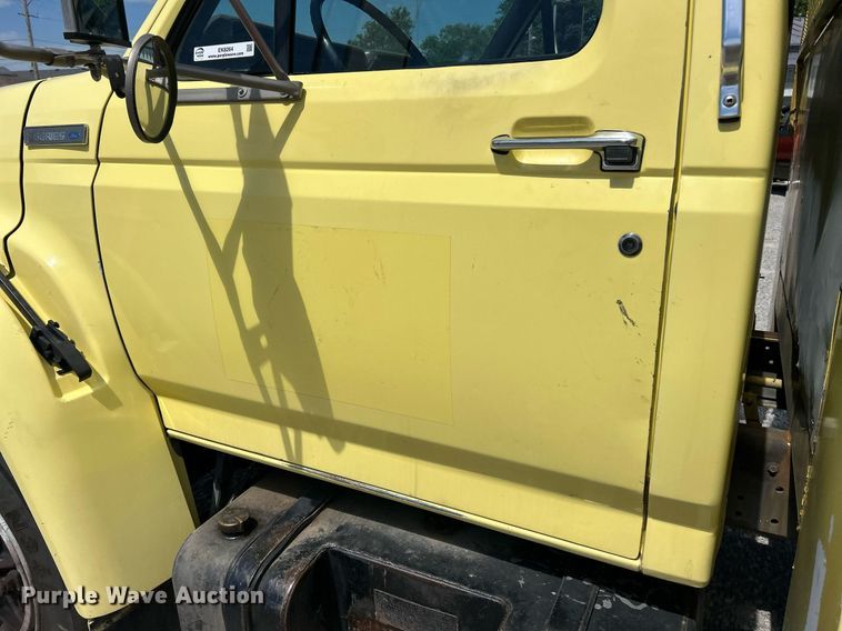 image for item EK8264 1995 Ford F800 reel truck