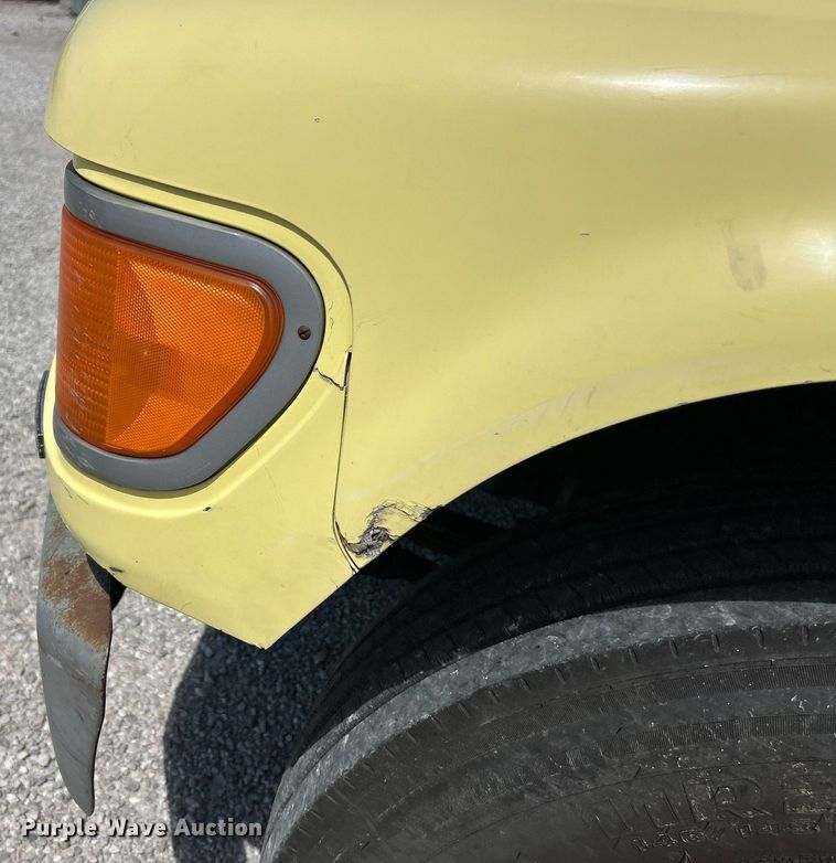 image for item EK8264 1995 Ford F800 reel truck