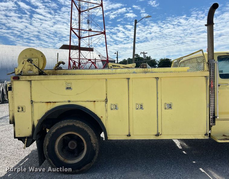 image for item EK8264 1995 Ford F800 reel truck