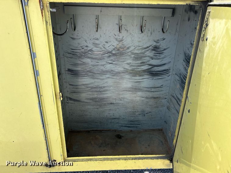 image for item EK8264 1995 Ford F800 reel truck