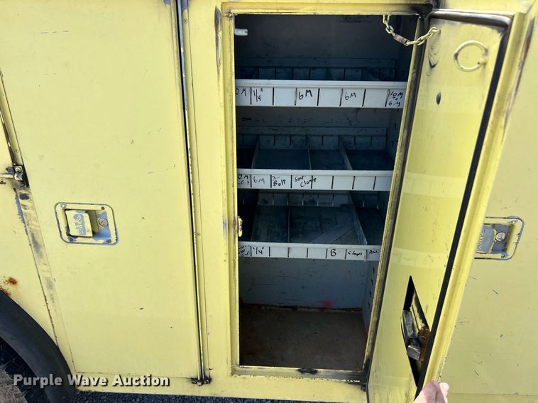 image for item EK8264 1995 Ford F800 reel truck