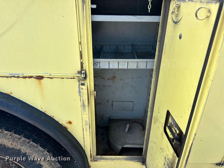 image for item EK8264 1995 Ford F800 reel truck