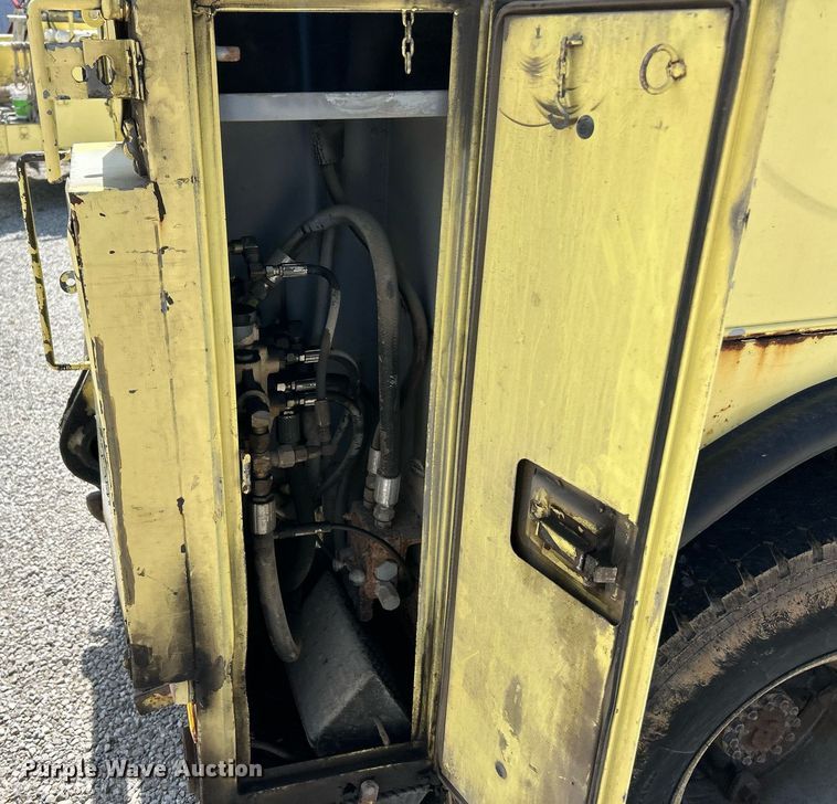 image for item EK8264 1995 Ford F800 reel truck