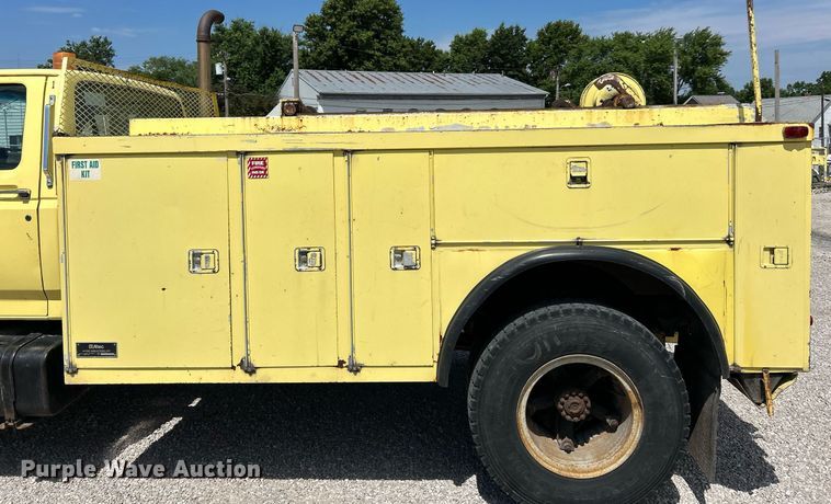 image for item EK8264 1995 Ford F800 reel truck