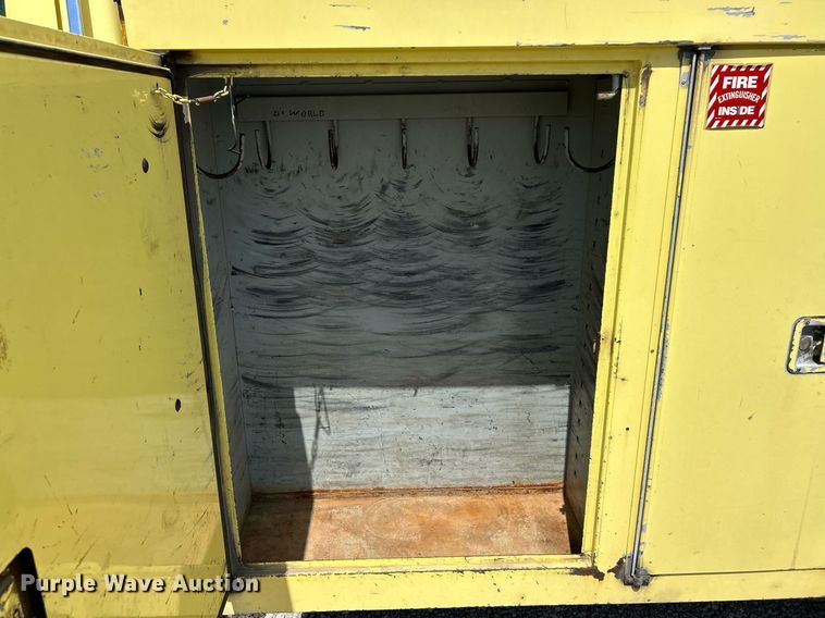 image for item EK8264 1995 Ford F800 reel truck