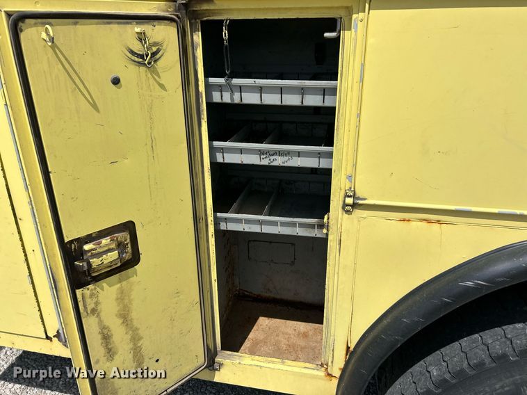 image for item EK8264 1995 Ford F800 reel truck