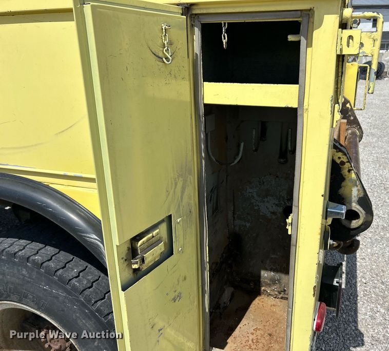 image for item EK8264 1995 Ford F800 reel truck