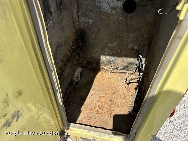 image for item EK8264 1995 Ford F800 reel truck