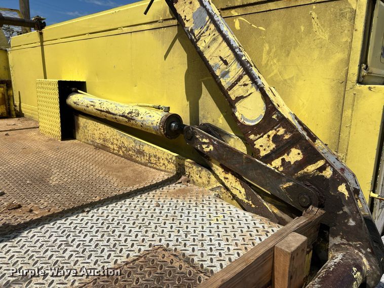 image for item EK8264 1995 Ford F800 reel truck