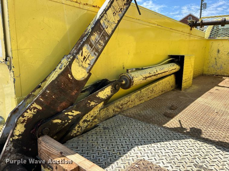 image for item EK8264 1995 Ford F800 reel truck