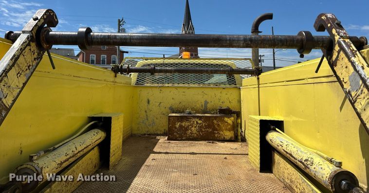 image for item EK8264 1995 Ford F800 reel truck