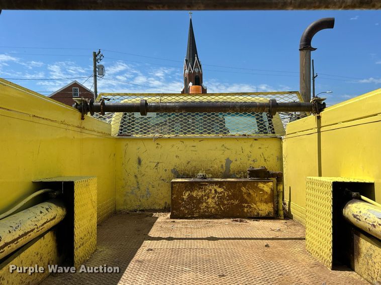 image for item EK8264 1995 Ford F800 reel truck