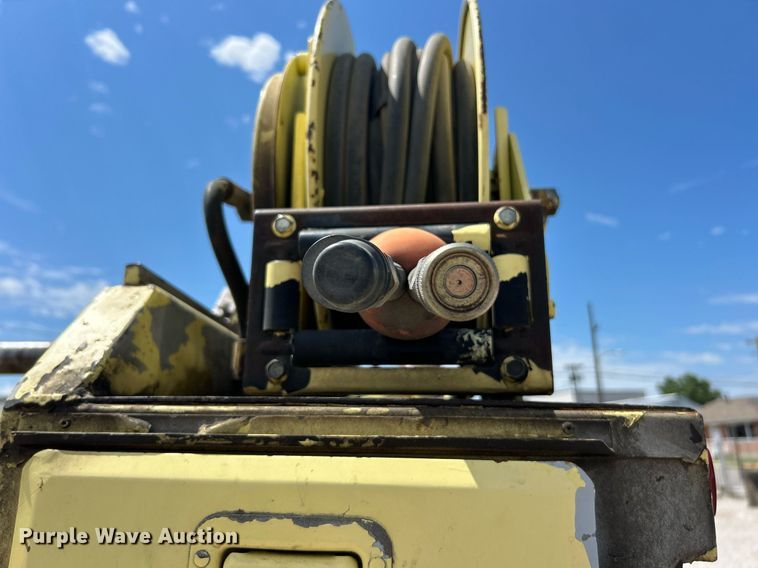 image for item EK8264 1995 Ford F800 reel truck